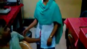 ডাক্তার নার্সকে কেবিনে একা পেয়ে সেই চুষে চুষলো – বাংলা XXX ভিডিও