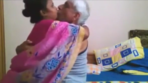 বাংলা বউ স্বামীর বড় ডাটায় চড়ে পাগলের মতো মজা নিচ্ছে - দেশি হট XXX ভিডিও
